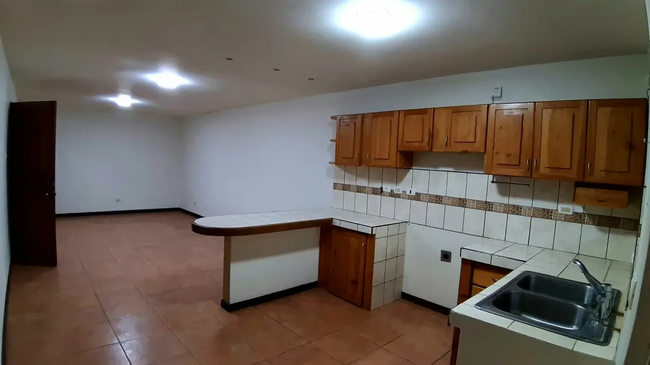 Beautiful apartment located in Guachipelín Norte, in a residential area with 24/7 security. It is located in a private complex of only 4 units, on the first floor.