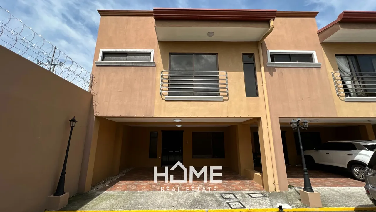 Casa de dos niveles en condominio