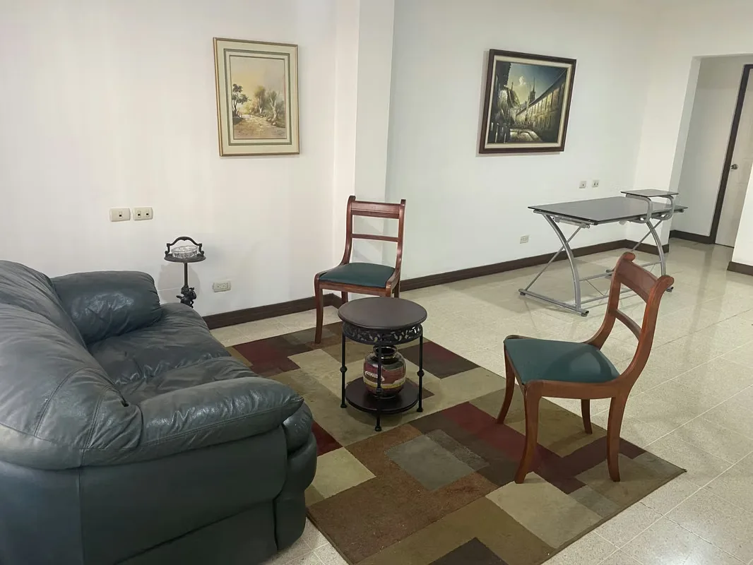 3-story building with internal parking for rent in San José