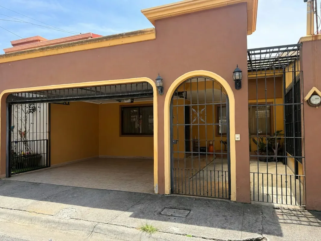 Residencia de una planta situada en un residencial en Desamparados de Alajuela, edificada sobre un terreno de 150 metros cuadrados con una construcción total de 140 metros cuadrados. ...