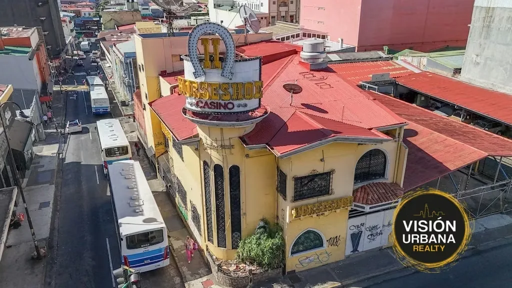 Commercial building located in downtown San José in the Carmen district, diagonally across from the Hotel del Rey. It has a 235 sq m lot and a 4-level building with 563.19 sq ...