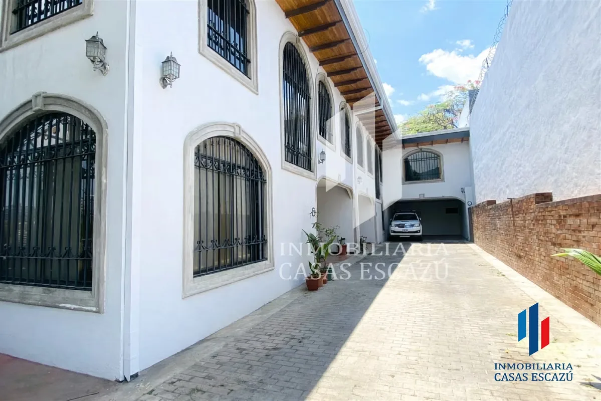 Property with 2 independent apartments, ideal for generating rental income in one of the most sought-after areas on the west side of San ...