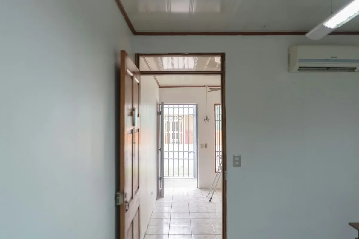 Position your business in one of Santa Ana’s most strategic and high-traffic commercial areas. This 25 m² commercial space is located on a main road, just steps away from Clínica ...