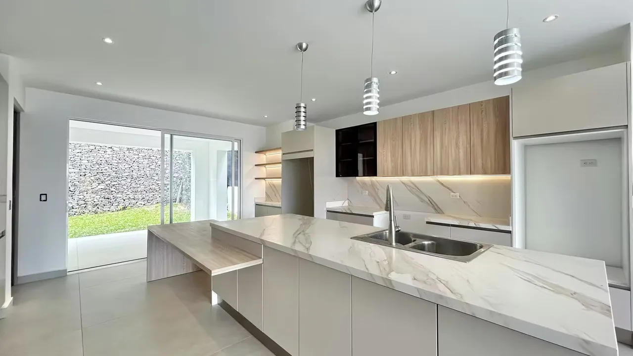 CASA A ESTRENAR EN ALQUILER o VENTA | ELEGANCIA, VISTA Y EXCLUSIVIDAD EN GUACHIPELÍN NORTE, ESCAZÚ