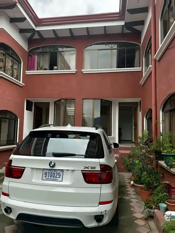 Más espacio, más privacidad y mucha más tranquilidad que un apartamento de torre. Este amplio apartamento en dos niveles está en Jardines de Rohrmoser, una de las zonas ...