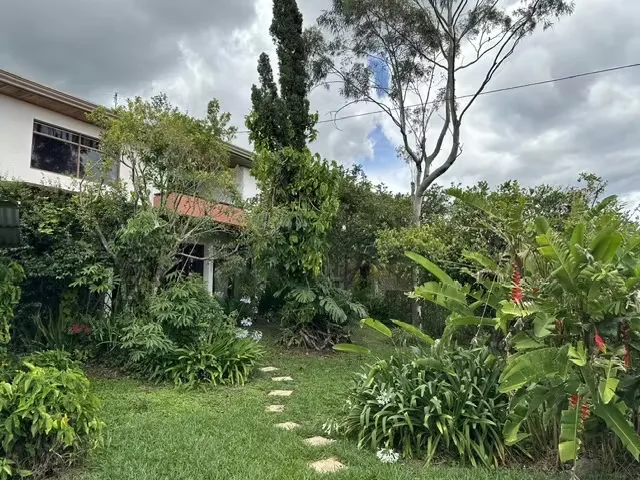 Esta hermosa casa de dos niveles sobre calle principal en San Pablo de Heredia espera por usted.