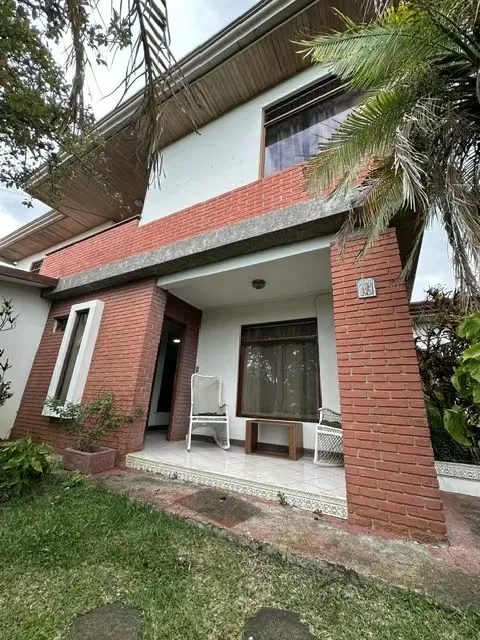 Esta hermosa casa de dos niveles sobre calle principal en San Pablo de Heredia espera por usted. — photo 3