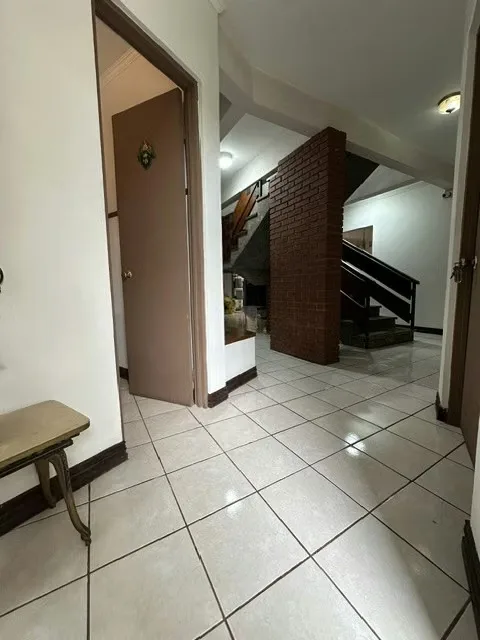 Esta hermosa casa de dos niveles sobre calle principal en San Pablo de Heredia espera por usted. — photo 4
