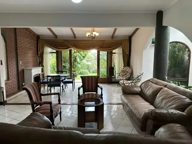 Esta hermosa casa de dos niveles sobre calle principal en San Pablo de Heredia espera por usted. — photo 5