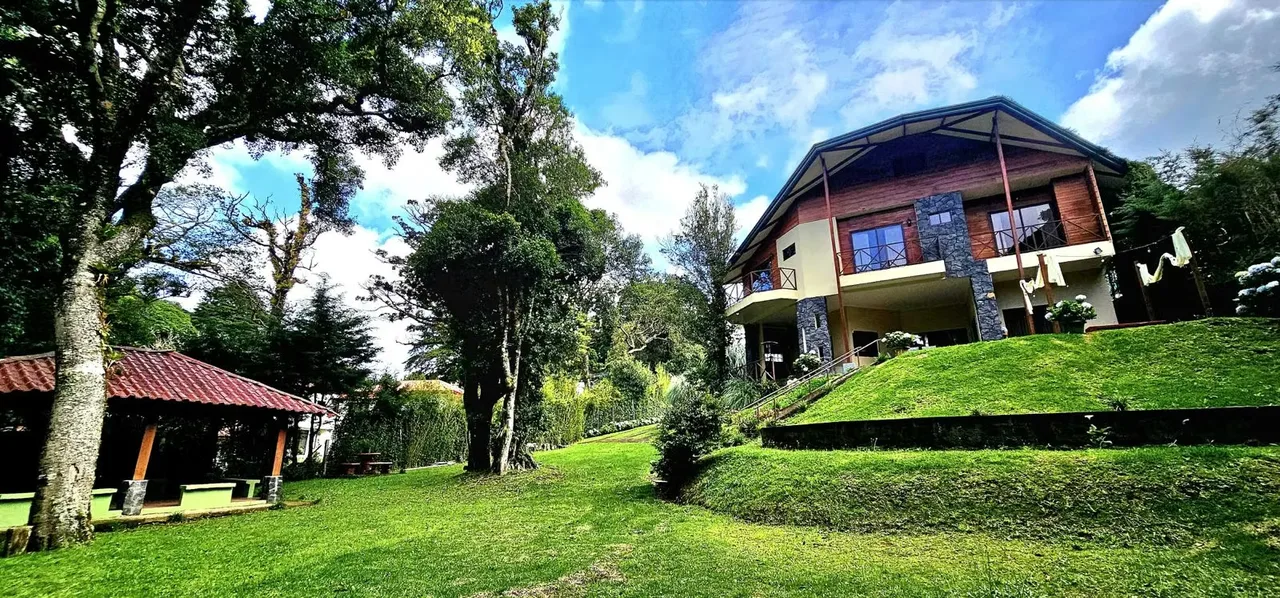 House for rent in San Rafael de Heredia, LARGE GREEN AREA.