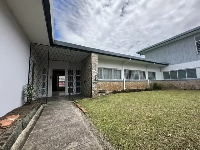 Esta hermosa casa con apartamento incluido en Barrio La Granja, San Pedro, Montes de Oca abarca 846 m2 de terreno con un frente de 37m2.