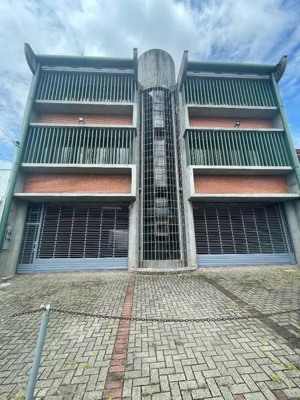SE VENDE O SE ALQUILA edificio de oficinas de 3 pisos en Curridabat, cerca de La Pops y Plaza Cristal. Excelente ubicación sobre calle principal.