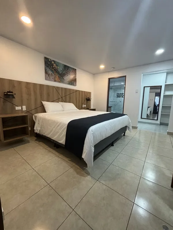 Habitación SUITE PLATINO, todo para estrenar con cama FULL, QUEEN o KING, equipada con Aire acondicionado, Televisor, closet, puesto de trabajo dentro de la habitación, Wifi, baño ...