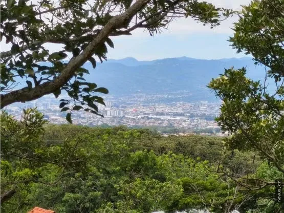 Esta propiedad se encuentra a 5min del centro de San Rafael de Heredia, donde puede encontrar todas las facilidades comerciales como supermercados, restaurantes, escuela, colegio, ...