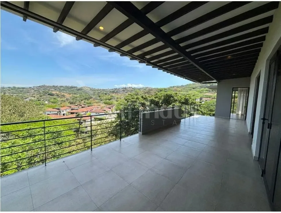 Se vende exclusivo penthouse de lujo en Alto de Las Palomas, Santa Ana, con impresionantes vistas al Valle Central y rodeado de naturaleza.