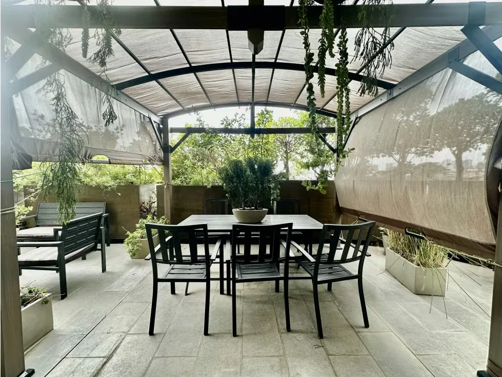 En Venta Escazú Village - Esquinero con Preciosa Terraza