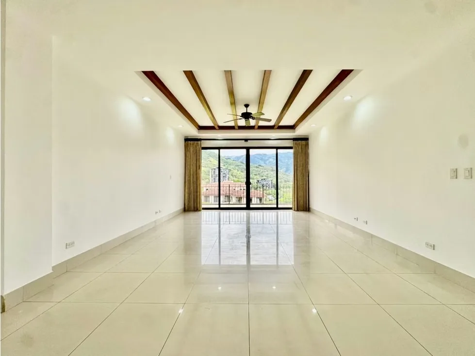 Ubicado en las montañas de Santa Ana, a 1.200 metros de altura, este exclusivo penthouse ofrece un entorno incomparable rodeado de bosques protegidos, aire puro y atardeceres únicos ...
