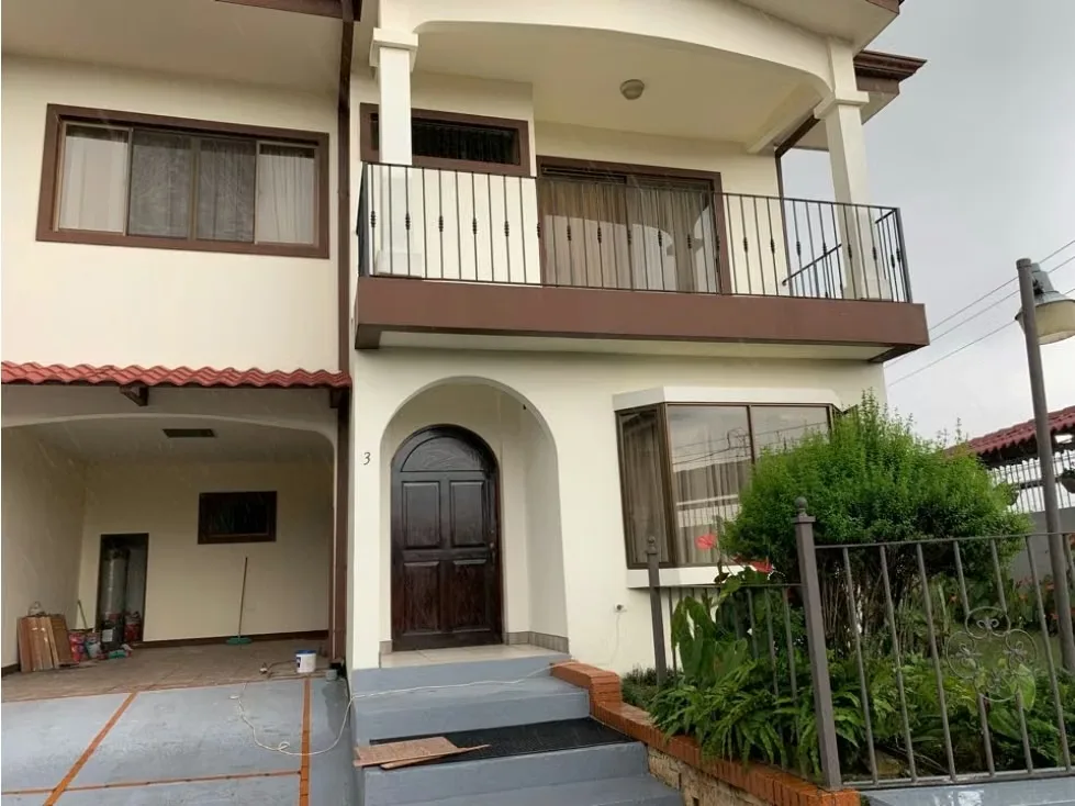 Es un pequeño condominio de solamente 4 casas, con la mejor ubicación en San Pablo de Heredia.