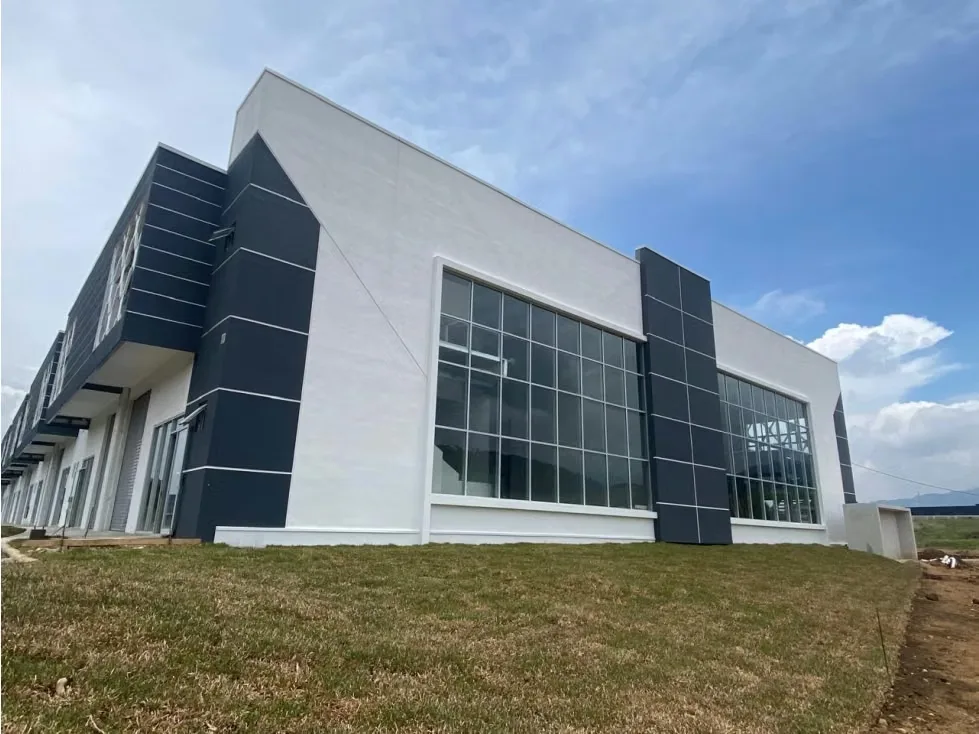 Complejo ubicado en Guachipelín de Escazú, compuesto de locales comerciales, ofibodegas, mini bodegas y edificios multifuncionales, todo esto diseñado bajo los mejores estándares ...
