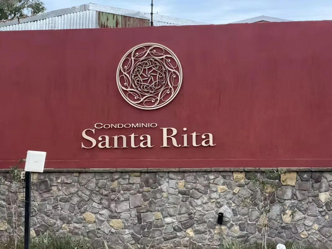 Está excelente opcion en casa de una planta tiene la siguiente distribución