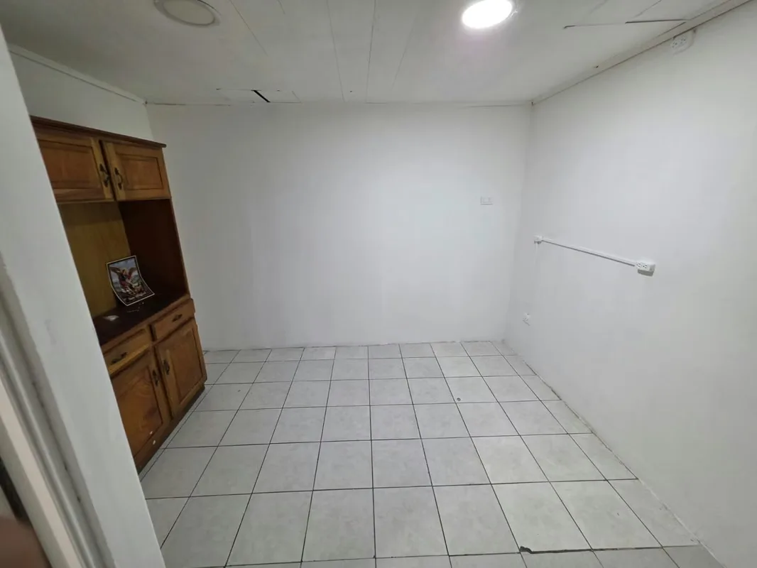 Se alquila apartamento en Ulloa de Heredia. Cuenta con 1 habitación, sala con cocina integrada, baño privado con ducha y servicios básicos. Ideal para una persona o pareja. Capacidad ...