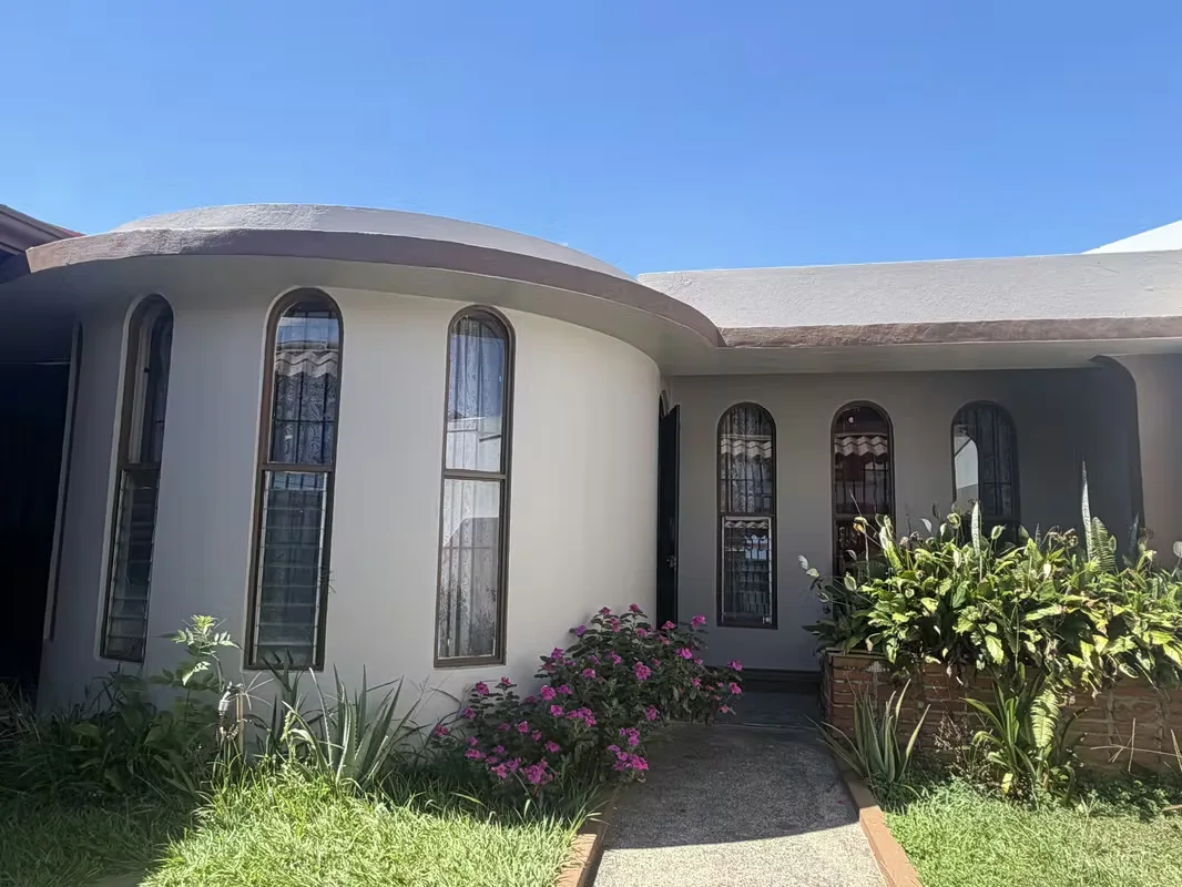Esta preciosa casa con techos doble altura artesonados está construida en un lote de 250 metros.