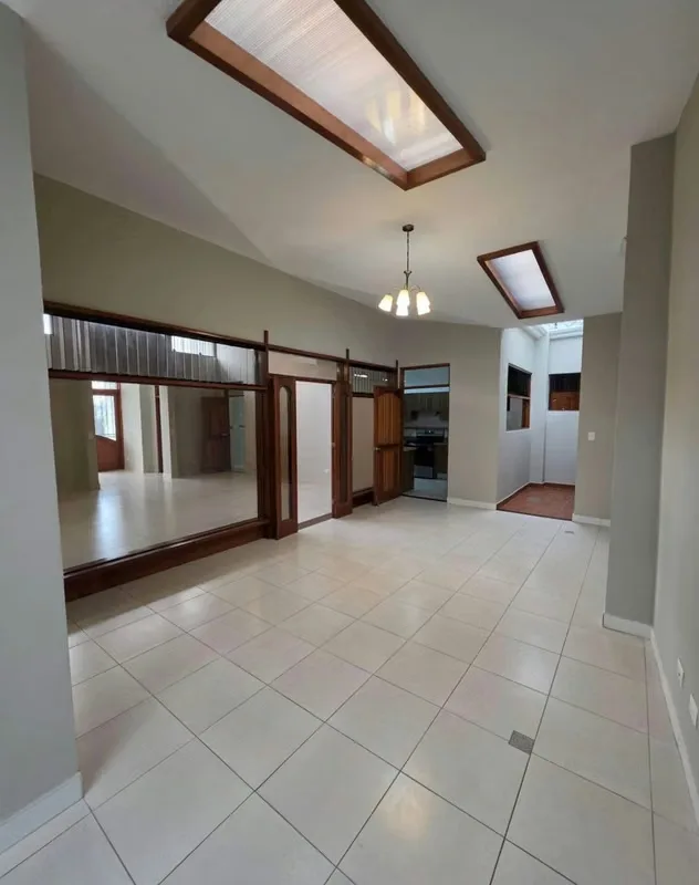 Hermosa casa independiente de una sola planta, ubicada en residencial privado con seguridad 24/7. Totalmente renovada, con amplios espacios, excelente iluminación natural y acabados ...