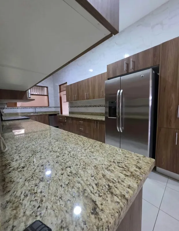 Hermosa casa independiente de una sola planta, ubicada en residencial privado con seguridad 24/7. Totalmente renovada, con amplios espacios, excelente iluminación natural y acabados ... — photo 3