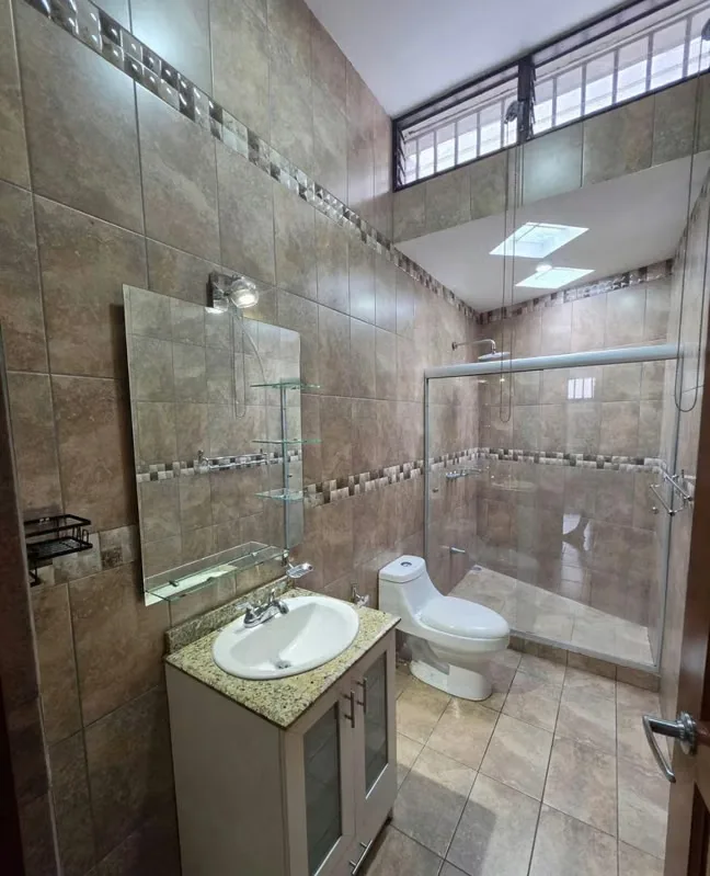 Hermosa casa independiente de una sola planta, ubicada en residencial privado con seguridad 24/7. Totalmente renovada, con amplios espacios, excelente iluminación natural y acabados ... — photo 4