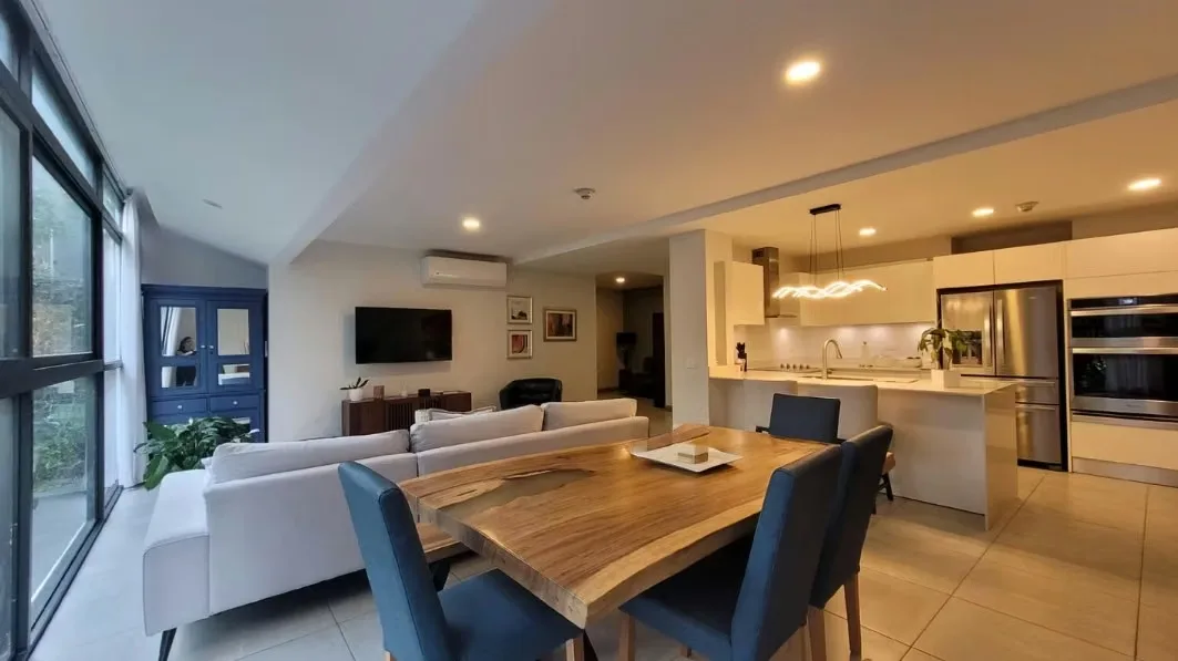 Premium Flat de Lujo Seminuevo con Terraza Privada y Vistas a la Naturaleza, Ubicado en el exclusivo Condominio, en el corazón de Escazú, se encuentra este espectacular apartamento de ...