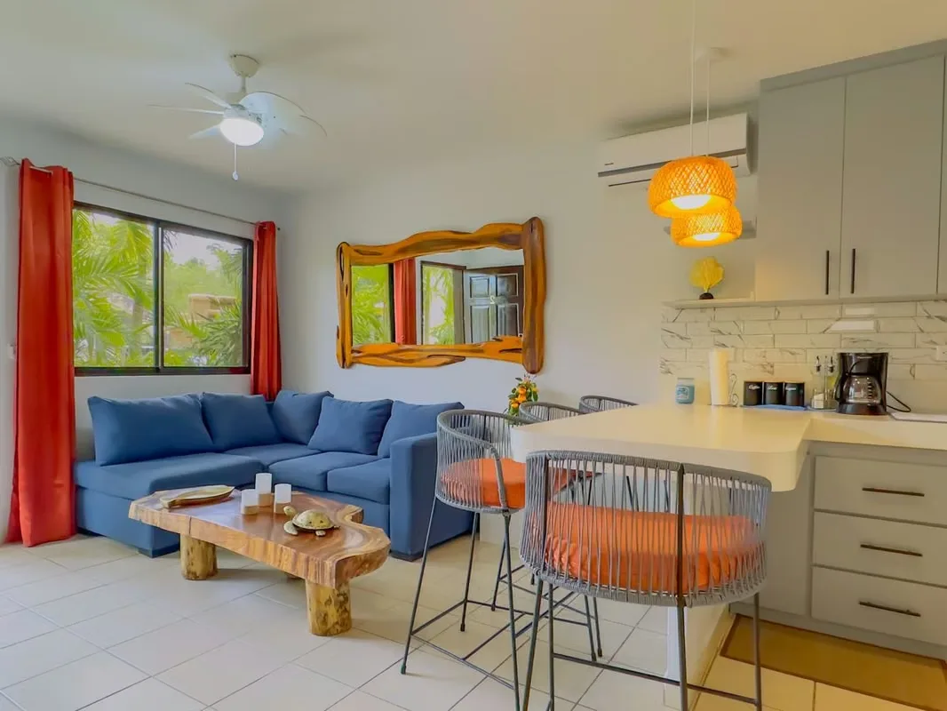 "Disfruta de la comodidad de poder caminar a la playa, al centro de Playas del Coco, a restaurantes, cafes y AutoMercado desde este condominio renovado en planta baja, a solo pasos de ...