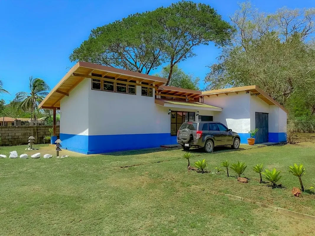 "Ubicada en el encantador barrio de Jardines Encantados en Sardinal, esta casa de estilo tradicional ofrece un escape sereno a solo minutos de las playas pristinas de Playa Hermosa y ...