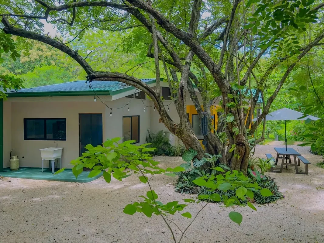 Welcome to Casa Hiller, a peaceful 4-bedroom, 2-bathroom home nestled on a spacious 900 m² lot in the lush surroundings of Playas del Coco. Just a 5-minute walk to a major supermarket, ...