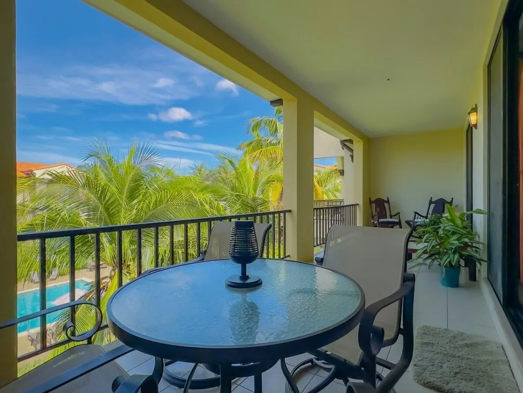 "Experimenta el estilo de vida tropical con el que has estado sonando en este condominio totalmente renovado de 1 habitacion y 1 bano en el corazon de Playas del Coco.