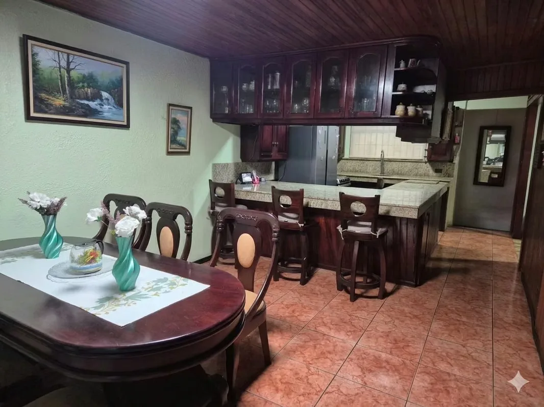 Se vende linda y moderna casa ubicada a tan solo 6 minutos del centro de San Ramón, zona tranquila, buenos vecinos.