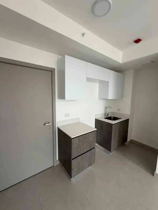 Apartamento nuevo de 2 habitaciones sala, comedor cocina, balcón, 2 baños, 2 parqueos, seguridad 24 horas, cerca de todo.