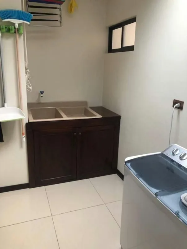 Apartamento amieblado sala, cocina desayunador una habitación, un parqueo bajo se techo seguridad 25 horas, terraza, No se permite mascota.