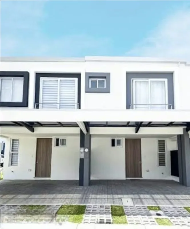 Disfrute de la comodidad, seguridad y excelente ubicación que esta moderna casa tiene para ofrecer.