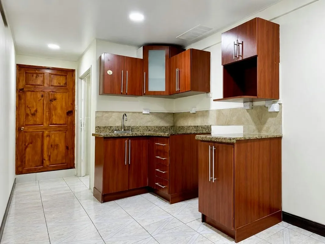 Comfortable and spacious 60 m² apartment for rent, located in a quiet and safe neighborhood in Tibás. The property is situated entirely on the ground floor, providing easy access and ...
