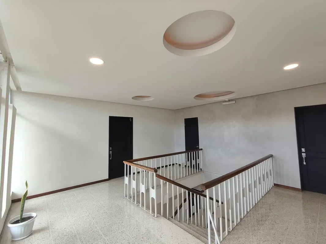 Alquiler de apartamento en Barrio Otoya. Excelente ubicación en el corazón del centro histórico de San José. El edificio cuenta con 3 pisos, el apartamento se ubica en el tercer ... — photo 2