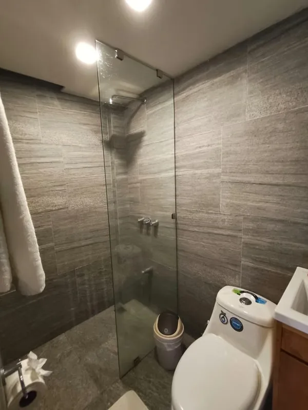 Alquiler de apartamento en Barrio Otoya. Excelente ubicación en el corazón del centro histórico de San José. El edificio cuenta con 3 pisos, el apartamento se ubica en el tercer ... — photo 4
