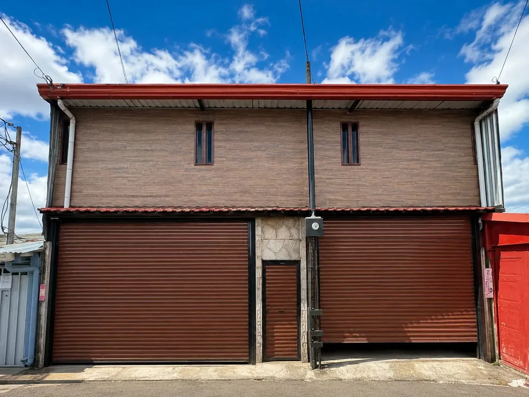 Descubra esta amplia y funcional propiedad ubicada en una tranquila calle sin salida en San Miguel de Desamparados, una ubicación estratégica que combina seguridad, privacidad y ...