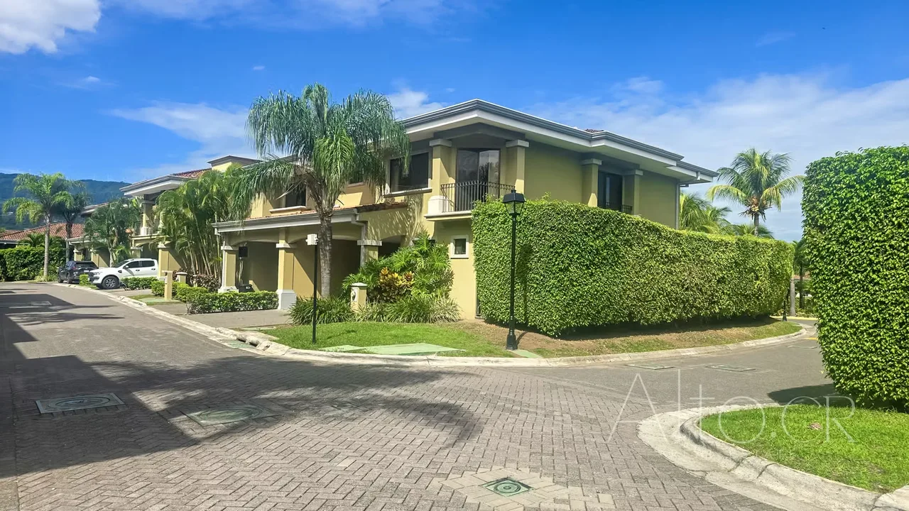 Casa preciosa esquinera remodelada en Pozos de Santa Ana, es un condominio familiar, seguro; cuenta con piscina, jacuzzi, cancha de tenis, gimnasio, parque para niños.
