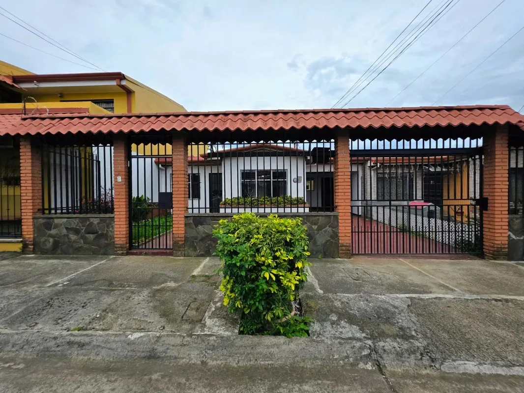 Si busca una casa espaciosa, cómoda y con áreas versátiles para adaptarse a las necesidades de su familia, esta propiedad es para ...
