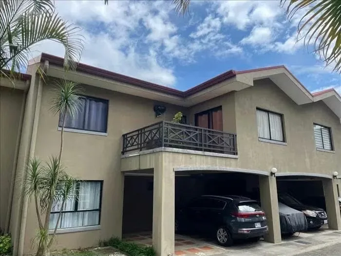 Se vende casa ubicada en San Francisco de Coronado, en el Condominio Quintana de los Reyes. La propiedad ...