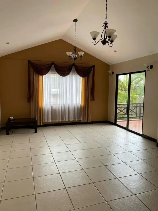 Se vende casa ubicada en San Francisco de Coronado, en el Condominio Quintana de los Reyes. La propiedad ... — photo 3
