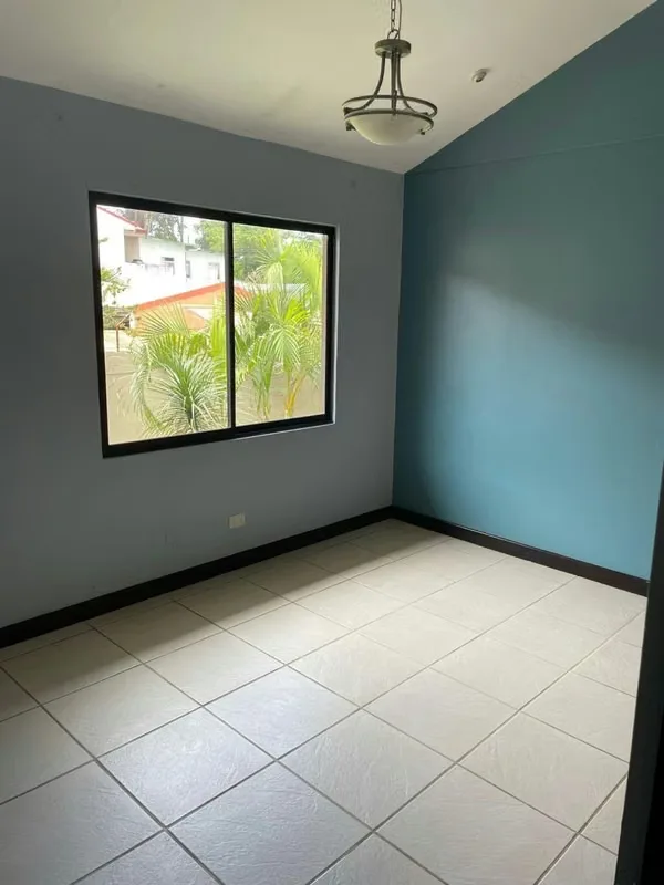 Se vende casa ubicada en San Francisco de Coronado, en el Condominio Quintana de los Reyes. La propiedad ... — photo 5