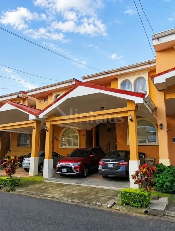 Hermosa casa lista para habitar en exclusivo condominio, con excelente ubicación y amplios espacios.