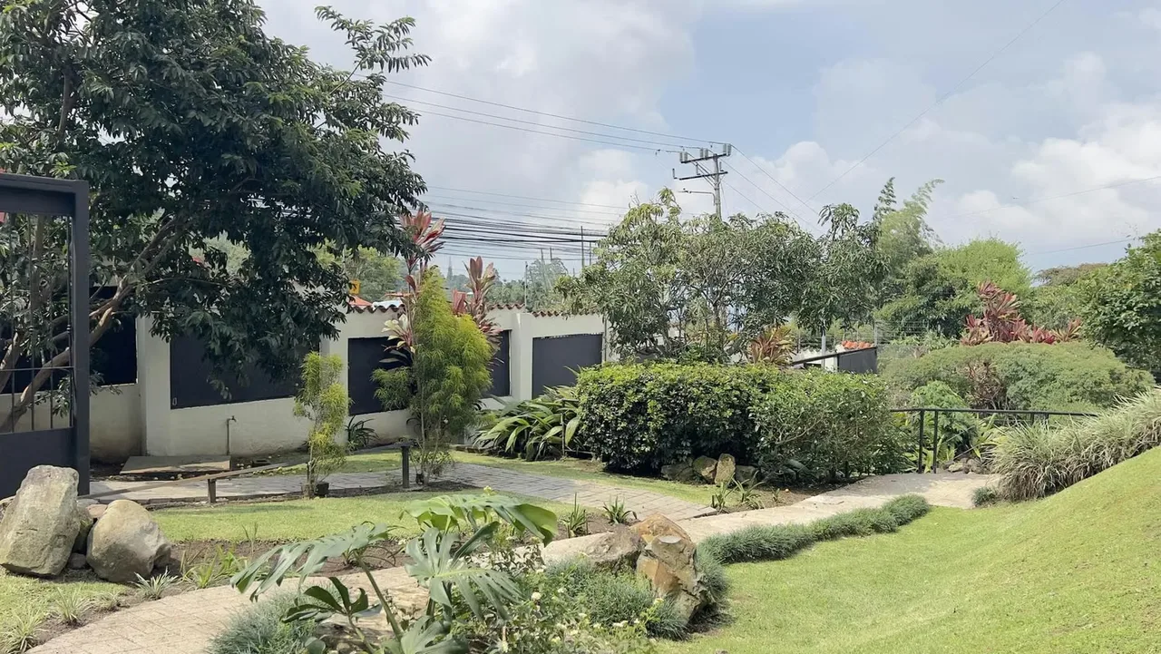Descubra un hogar donde la naturaleza, la privacidad y el confort se unen para brindarle una experiencia de vida excepcional. Ubicada en un exclusivo condominio privado de pocas ...