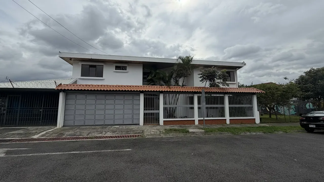 Amplia y Elegante Casa en Alquiler – Zapote, San José (Zona Segura y Silenciosa)